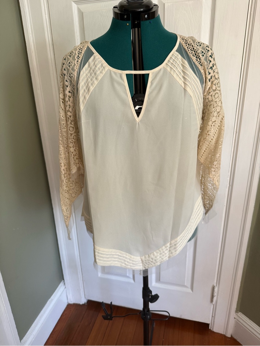 Adiva Cream Lace Raglan Sleeve Split-Neck Blouse